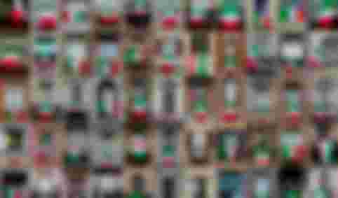 25 de Abril. Banderas exhibidas en los balcones