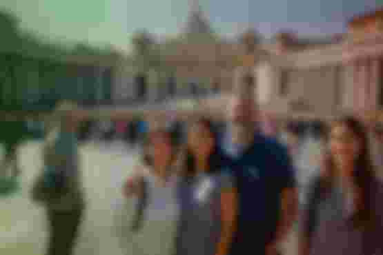 Imagen de la Plaza San Pedro, Roma, con la basílica de fondo, y muchas personas disfrutando durante el jubileo 2025